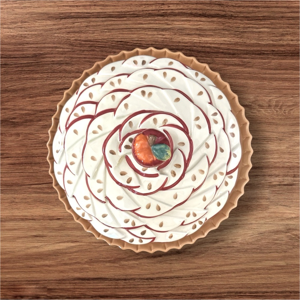 Vintage ceramic apple pie holder, covered dish, pie keeper.